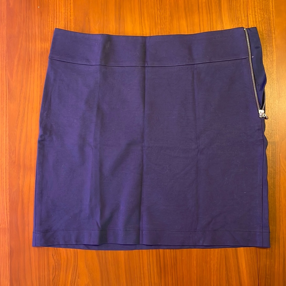 Navy pencil skirt with zipper and stretch
